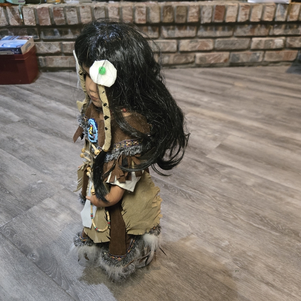 Native American-Inspired Doll with Black Hair‎ - Picture 5 of 16